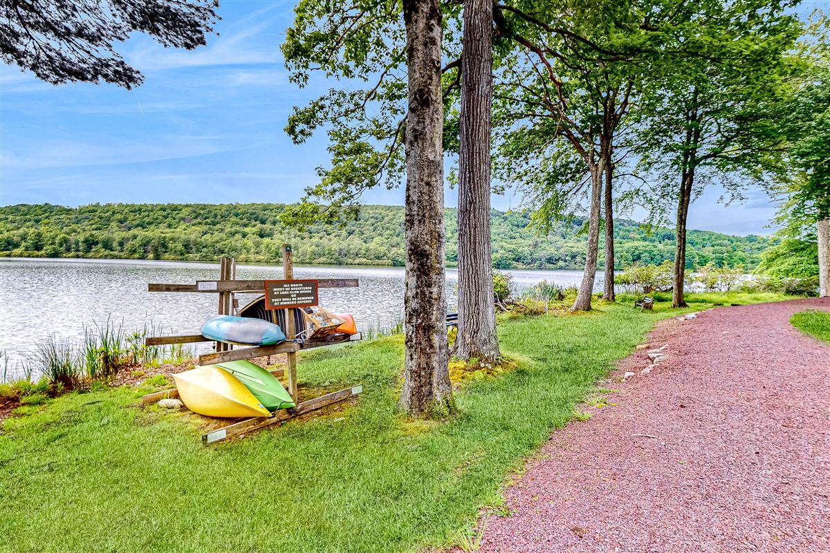 Lakefront vacation rental in the Poconos