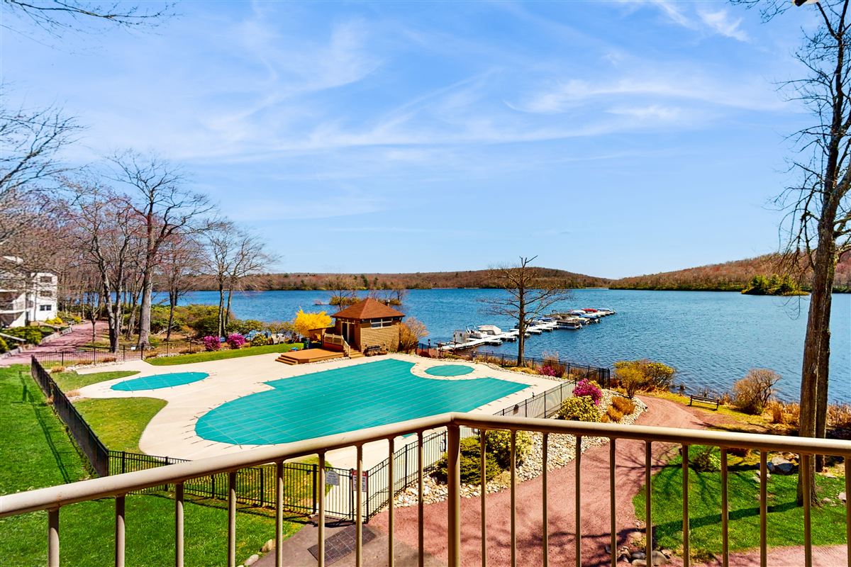 Lakeside vacation rental with outdoor dining